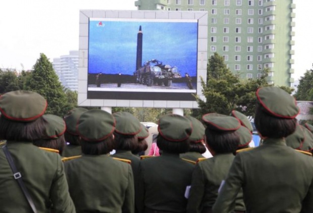 ชาวเกาหลีชมภาพการยิงขีปนาวุธข้ามน่านฟ้าญี่ปุ่น (AP Photo/Kim Kwang Hyon)