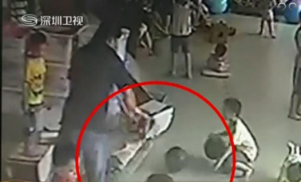 ครูอนุบาลจีนโหด จับเด็กหญิงวัย 4 ขวบโยนลงพื้น-โคม่า
