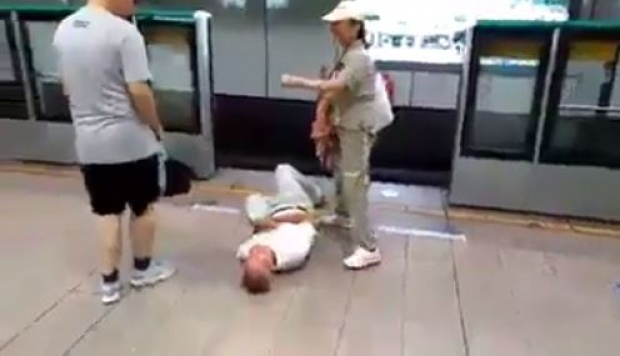 สุดสลด!! หญิงพยายามถีบชายแก่ให้รถไฟใต้ดินชนตาย อึ้งเป็นลูกหวังเอาประกัน!! (คลิป)