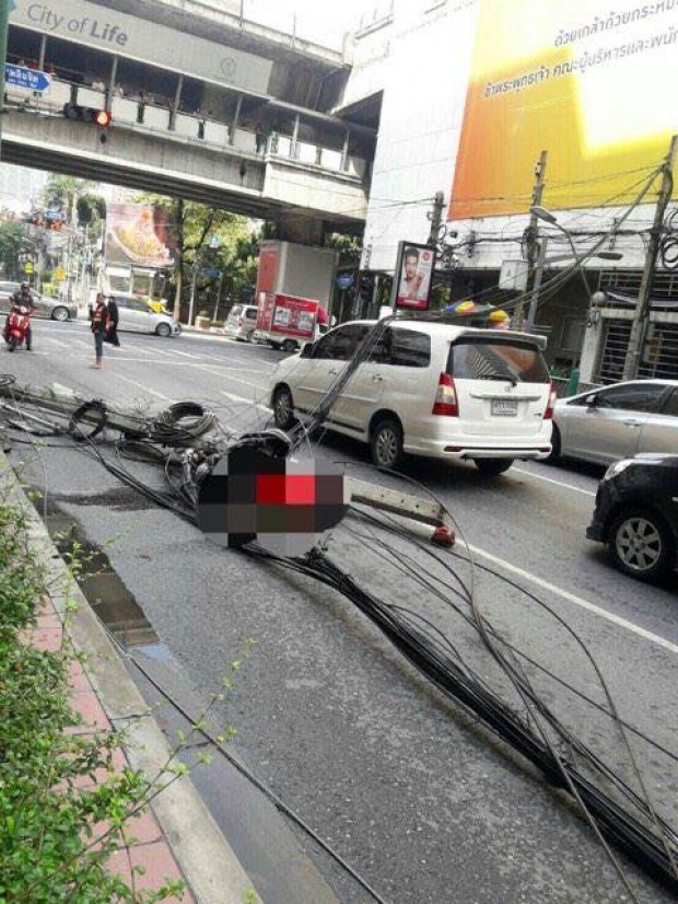 เปิดคลิปวินาทีชีวิต!! เหตุต้นไม้ล้มดึงเสาไฟทับคนขี่มอเตอร์ไซค์ดับคาที่ แยกชิดลม