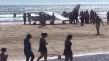 ระทึก!! เครื่องบินเล็กพุ่งจอดฉุกเฉินกลางหาด ชนคนดับสลด 2 ราย หนีตายนับร้อย!!(คลิป)
