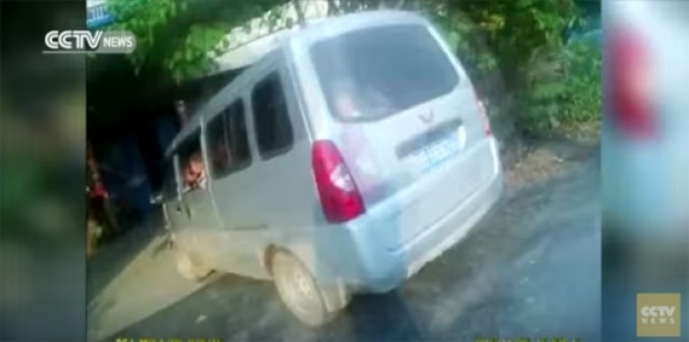 ตำรวจจีนผงะ!! รถตู้คันเล็กจับนักเรียนอนุบาลอัดแน่น 28 คน