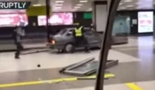 ระทึกขวัญอีก!!ขี้ยาคลั่งขับรถป่วนภายในอาคารสนามบินรัสเซีย(มีคลิป)