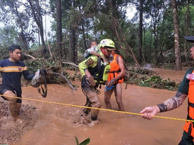 คลิปวินาทีกู้ภัยไทยช่วยเหลือผู้ประสบภัยลาว หลังอดข้าวอดน้ำกว่า 4 วัน (คลิป)