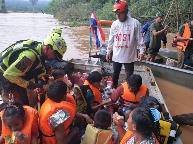 คลิปวินาทีกู้ภัยไทยช่วยเหลือผู้ประสบภัยลาว หลังอดข้าวอดน้ำกว่า 4 วัน (คลิป)