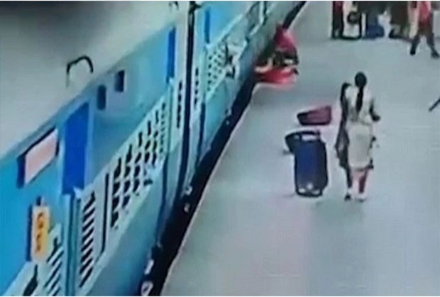 อุทธาหรณ์เตือนใจ หญิงอินเดียโดดลงจาก รถไฟ ขณะที่รถไฟยังจอดไม่สนิท