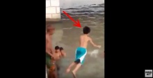 คลิปอุทาหรณ์ เด็กยุเพื่อนว่ายน้ำไม่เป็นกระโดดน้ำ สุดท้ายจมต่อหน้า