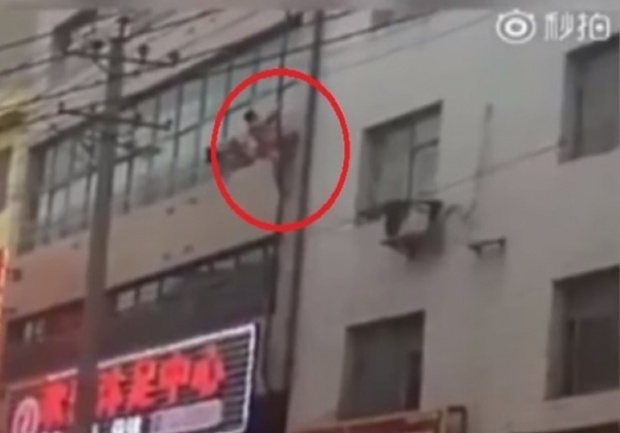กรรมติดจรวด!ชายชู้ปีนหน้าต่างหนีผัวของคู่ขาจนตกตึก!!