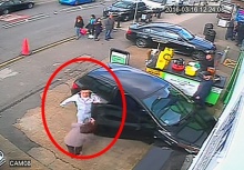 แมนมาก!!ต่อยหน้าผู้หญิงจนกรามหัก เพราะถูกห้ามจอดรถหน้าร้าน!!