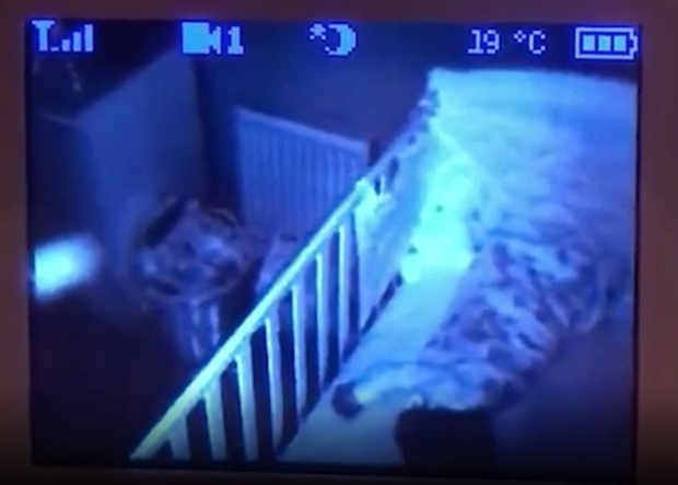 ขนหัวลุก!! พ่อตั้งกล้องในห้องนอนลูก ถ่ายติดสิ่งลี้ลับ ตุ๊กตาขยับเองได้ (คลิป)
