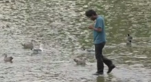 หนุ่มคนนี้ทำคนนับสิบเงิบปนอึ้ง เมื่อเขาเดินบนผิวน้ำแบบไม่แคร์โลก