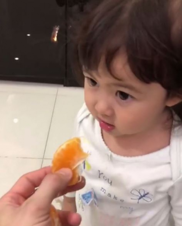 ทะเล้นสุดๆ เมื่อ “น้องพลอยเจ” ได้กินส้มรสชาติจี๊ดจ๊าด อาการก็จะเป็นแบบนี้แหละ? (คลิป)
