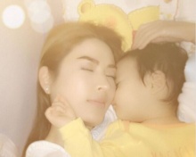 “น้องปีใหม่” ลูกสาว “แอฟ  ทักษอร” ทำสิ่งนี้เมื่อป๊ากลับบ้านช้า?