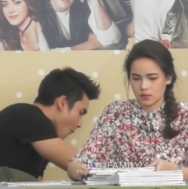 รวบรวมคลิปโมเม้นท์น่ารักๆ “ณเดชน์-ญาญ่า” เซ็นปฏิทินให้แฟนคลับ ฟินเว่อร์!! (คลิป)