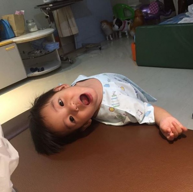 โอ๊ยยยยใจละลาย!! เมื่อ “น้องเรซซิ่ง” ยิ้มหวาน เล่นกับกล้องที่โรงพยาบาล (คลิป)