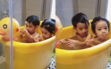 มาดู “น้องอลิน-น้องอลัน” เขาอาบน้ำกัน ขยันคุยกันจริงๆ เลยลู๊กกกก น่ารักเว่อร์!! (คลิป)