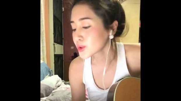 เคลิ้มเลย! นางเอก พิม พิมประภา เล่นกีต้าร์ร้อง cover เพลงตัวร้ายที่รักเธอ