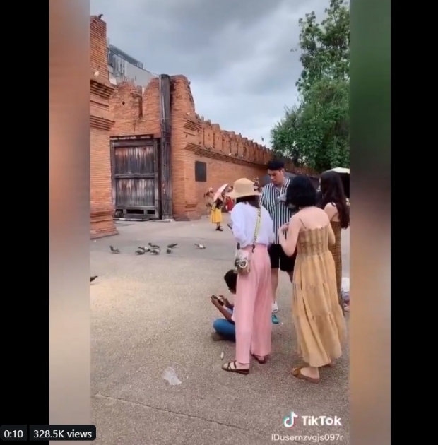 อาชีพใหม่! สาวใช้ธงสะบัดไล่ฝูงนกพิราบ ให้นักท่องเที่ยวจีนถ่ายรูปลานประตูท่าเเพ (คลิป)