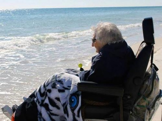 สุดประทับใจ! คุณยายวัย 100 ปี เหยียบทะเลครั้งแรกในชีวิต