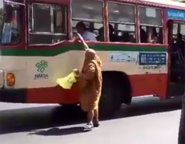 เรื่องดี ๆ ที่ต้องบอกต่อ ชาวเน็ตสาธุ แชร์คลิปพระแบ่งปันถุงอาหารที่เหลือให้รถเมล์ 