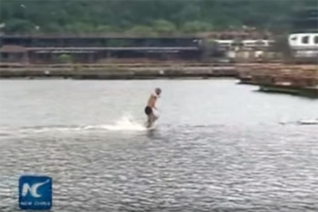 อย่างเทพ!!พระเส้าหลิน  โชว์วิ่งบนน้ำได้ยาวที่สุดในโลก 125 เมตร!!
