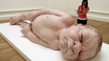 แอบหลอน!!! รูปปั้นทารกยักษ์ในพิพิธภัณฑ์ เหมือนจริงฝุดๆ!!
