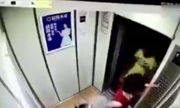 อันตรายอยู่ใกล้ตัว!!! คนร้ายพยายามที่จะปลุกปล้ำหญิงสาวภายในลิฟท์!! (คลิป)