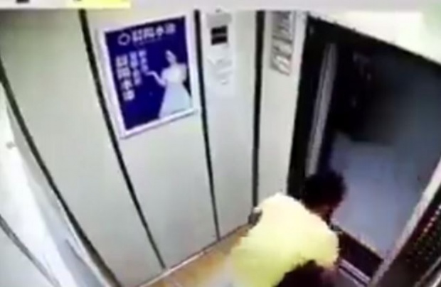 อันตรายอยู่ใกล้ตัว!!! คนร้ายพยายามที่จะปลุกปล้ำหญิงสาวภายในลิฟท์!! (คลิป)