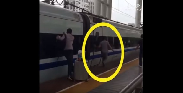 วินาทีชีวิต! หนุ่มจีนต้องวิ่งตามรถไฟฟ้าความเร็วสูงหลังนิ้วติดประตู! (มีคลิป)