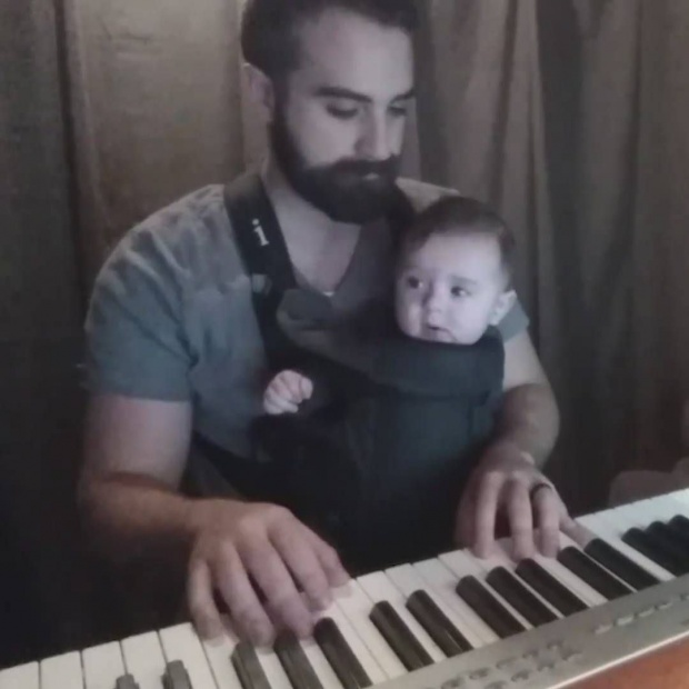 คุณพ่อเล่นเปียโนกล่อมลูกให้หลับ น่ารักมาก
