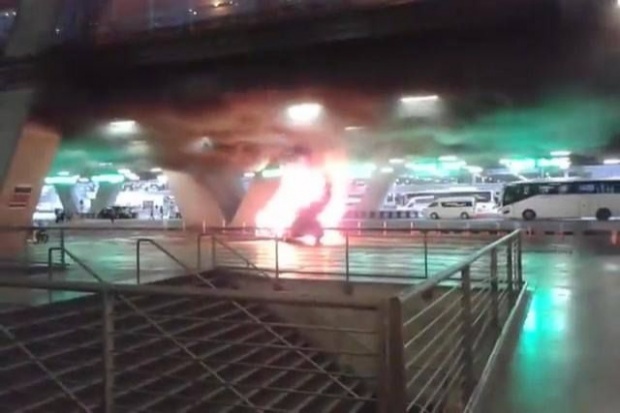 ไฟไหม้รถแท็กซี่เมื่อเช้า #สนามบินสุวรรณภูมิ (9/7/58)