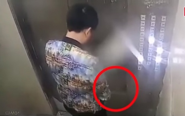 ชายหนุ่มขึ้นลิฟท์ตามปกติ จู่ๆ รูดซิปกางเกงยืนฉี่ใส่ประตูลิฟท์ สิ่งที่ไม่คาดคิดก็เกิดขึ้น? (คลิป)