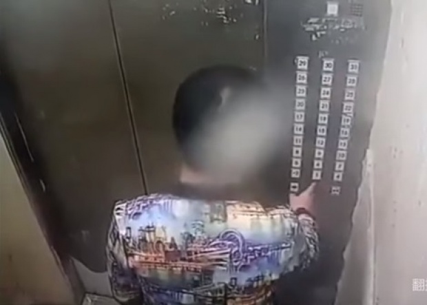 ชายหนุ่มขึ้นลิฟท์ตามปกติ จู่ๆ รูดซิปกางเกงยืนฉี่ใส่ประตูลิฟท์ สิ่งที่ไม่คาดคิดก็เกิดขึ้น? (คลิป)