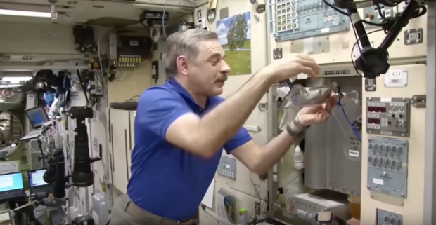นักบินอวกาศ ดื่มน้ำปัสสาวะของตัวเองเเละเพื่อนร่วมภารกิจ (คลิป)