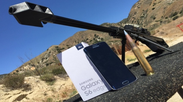 โหดเวอร์! จะเป็นไงถ้า Galaxy S6 edge ถูกยิงด้วยปืนไรเฟิล!