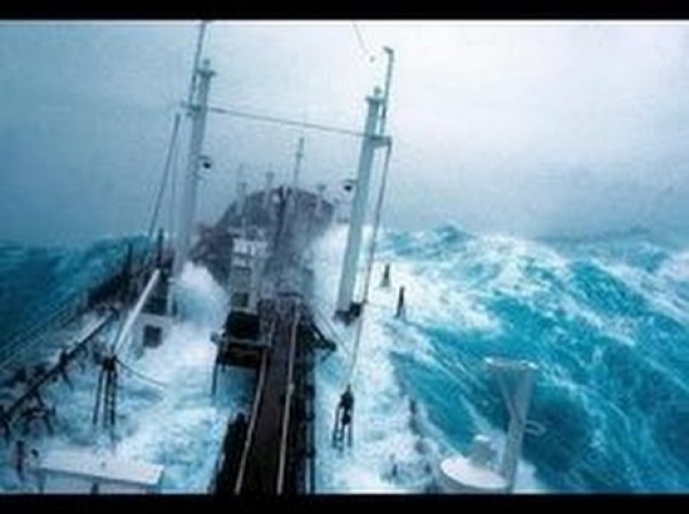 ระทึกกับภาพ 10 อันดับเรือฝ่าพายุกลางทะเล!!