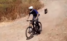 อย่างฮา!  น้องหมากระโดดตามจักรยานแต่?!