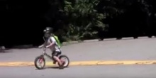 สุดทึ่ง! เมื่อหนูน้อยคนนี้ ขี่ จักรยาน ไปโรงเรียนเอง..เกิดอะไรขึ้น!? (ชมคลิป)