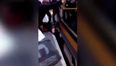 วินาที ช่วยเด็กนักเรียนที่ติดอยู่ใต้รถเมล์