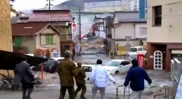 ญี่ปุ่นเผยวิดีโอถ่ายจากถนน ถูกสึนามิถล่มเมื่อปี 2554