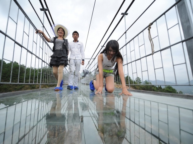 สะพานกระจกที่ยาวที่สุดในโลกของจีน...เอิ่มมาตรฐานจีนเช็คก่อนดี ๆนะ