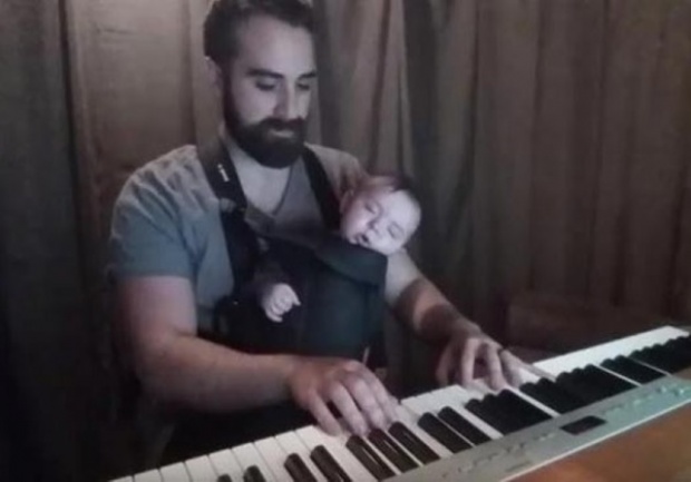 น่ารักอ่ะ!!คุณพ่อเล่นเปียโนกล่อมลูกหลับได้ใน30วิฯ!!