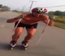 อากาศมันร้อน!! หนุ่มฝรั่ง ปล่อยของ! โชว์เล่นสกีบนถนนในไทย