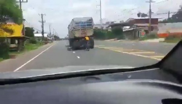 ปั่นท้าตาย...ท้ายรถบรรทุก!! ‪‎หลายกิโลเมตร‬