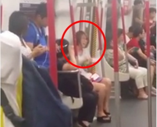 อาการหนักเวอร์!!!เมื่อสาวคนนี้กรีดร้องบน รถไฟฟ้าเพียงเพราะ…???