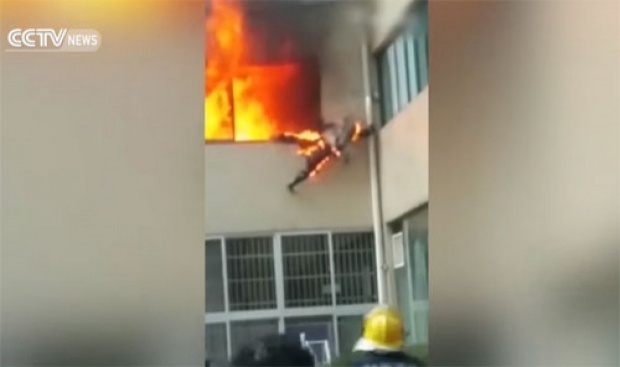 รอดตายหวุดหวิด นักดับเพลิงกระโดดหนีตายจากเพลิงไหม้