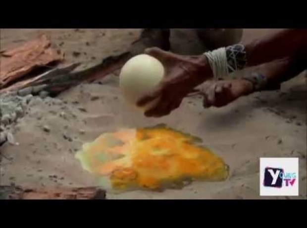 ทอดไข่แบบโบราณ ภูมิปัญญาของชนเผ่าแห่งหนึ่ง ใช้ดินแทนกระทะ 