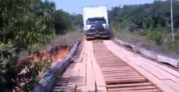 ระทึกรถบรรทุกวิ่งผ่านสะพานไม้..สุดท้ายร่วงคลองทั้งคัน