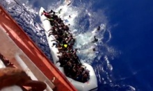 วินาทีฮีโร่เรือไทย ช่วยผู้ประภัยเรือล่มกลางทะเลรอดตายหวุดหวิด