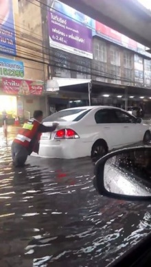 ถ้าจะท่วมขนาดนี้ โปรดใช้เรือค่ะ ‪#‎สถานนี_แบริ่ง‬